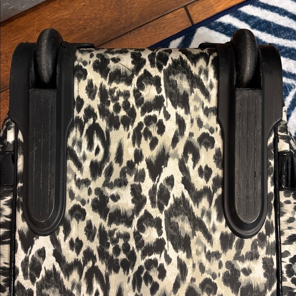 Y2K Vintage Betsey Johnson Leopard Print rolling duffle bag/ carry-on - Picture 14 of 17